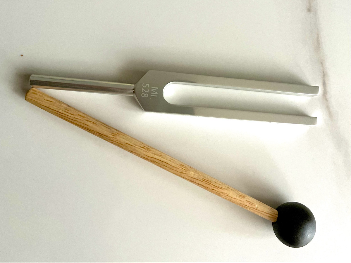 528 Hz Tuning Fork – Sound & Reflection