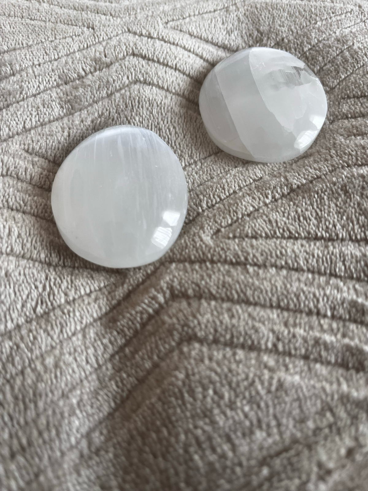 Selenite Palm Stone – 5–6cm Natural Stone