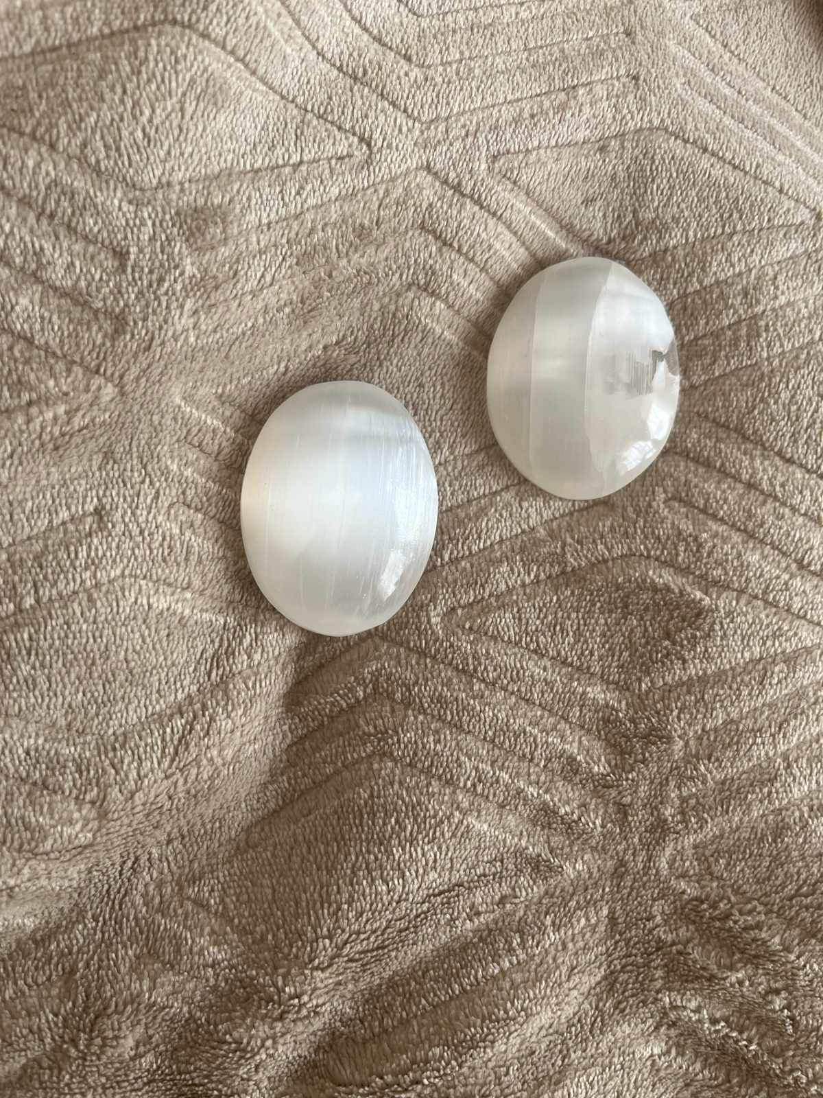 Selenite Palm Stone – 5–6cm Natural Stone